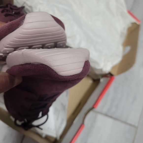 Women's Nike Roshe One PRM Burgundy Size 8.5 - Picture 3 of 13